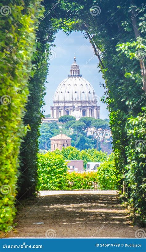 keyhole st peter's basilica.